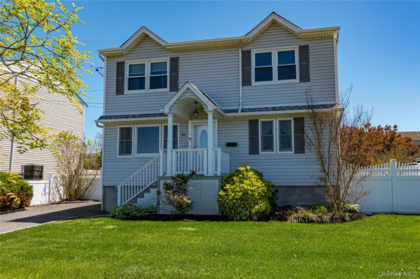 $599,000 | 43 Spruce Place, Lindenhurst, NY 11757