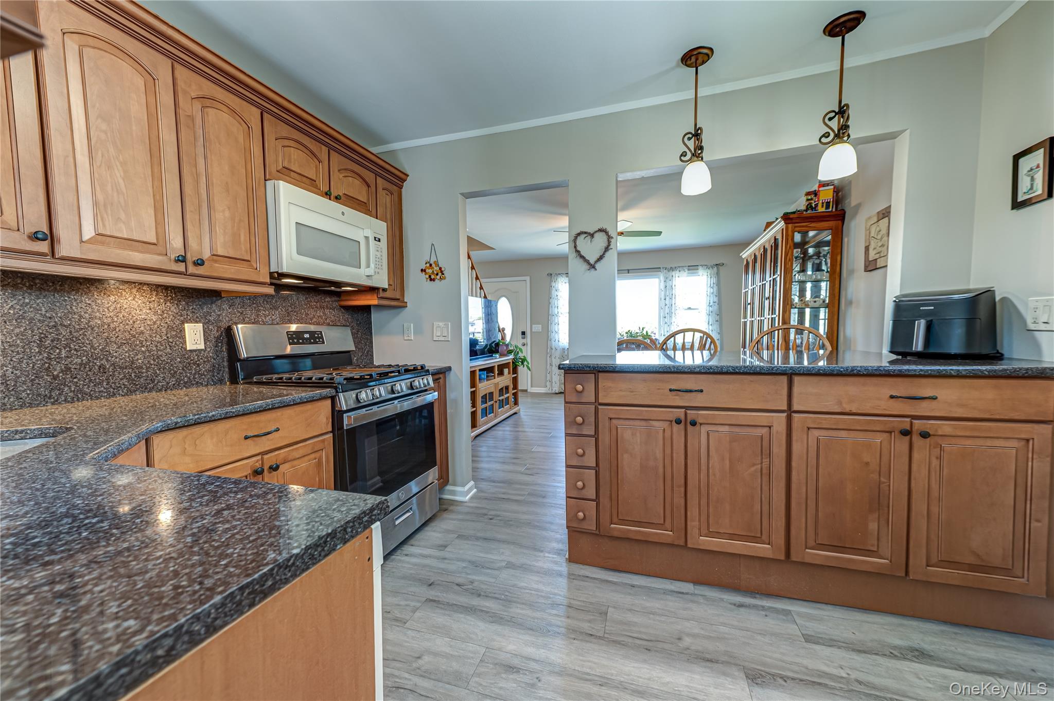 43 Spruce Place Lindenhurst, NY 11757 - Photo 7 of 26
