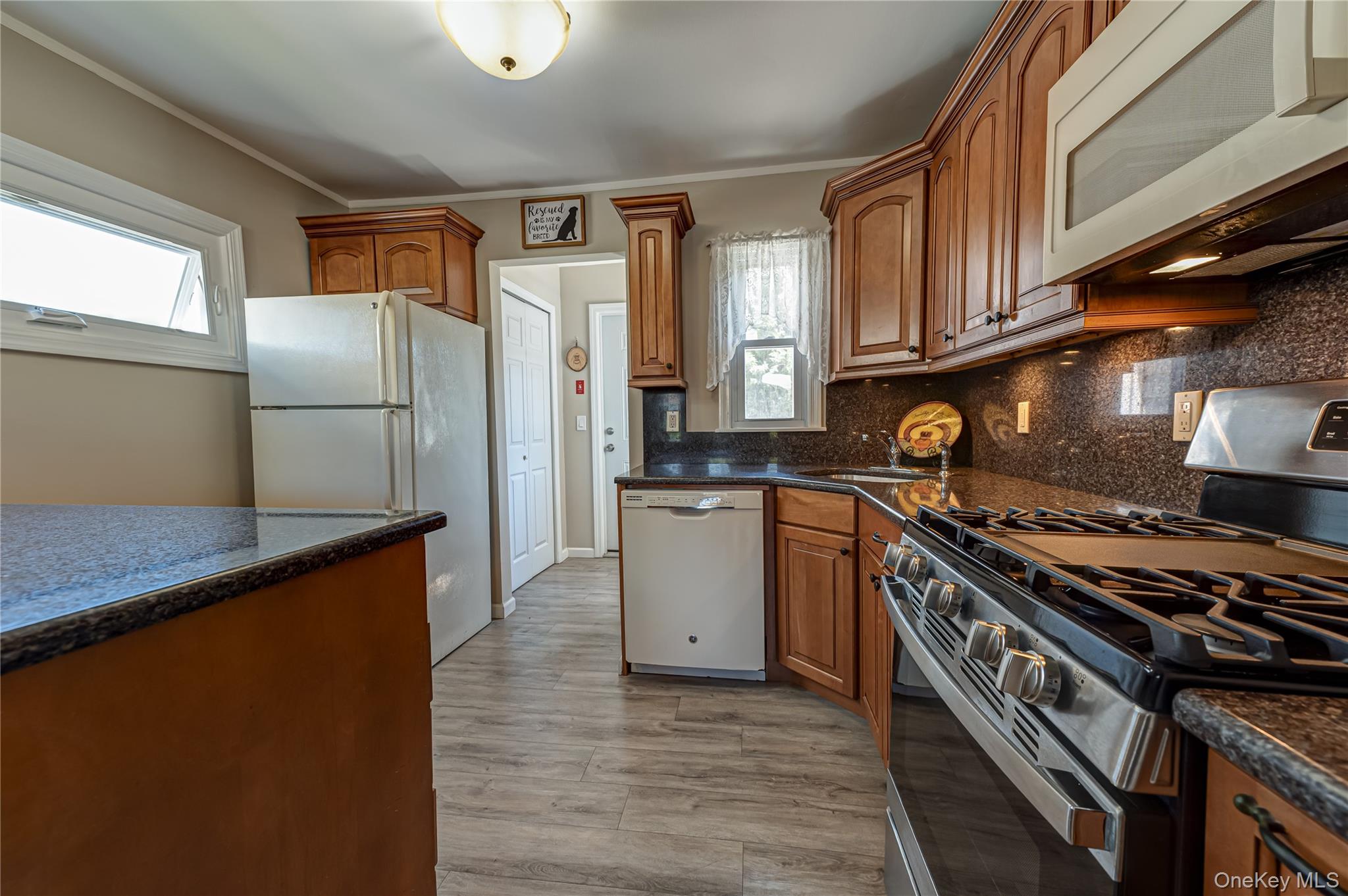 43 Spruce Place Lindenhurst, NY 11757 - Photo 8 of 26