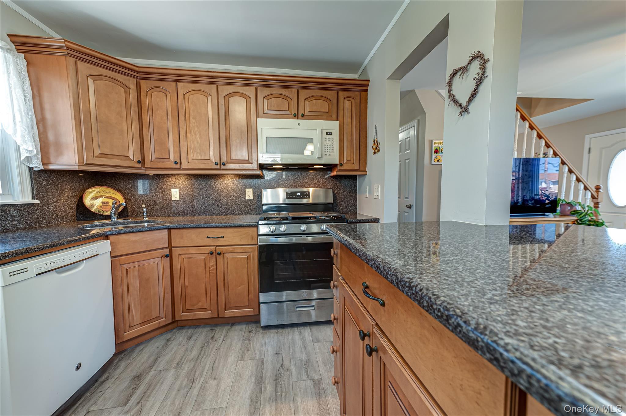 43 Spruce Place Lindenhurst, NY 11757 - Photo 9 of 26
