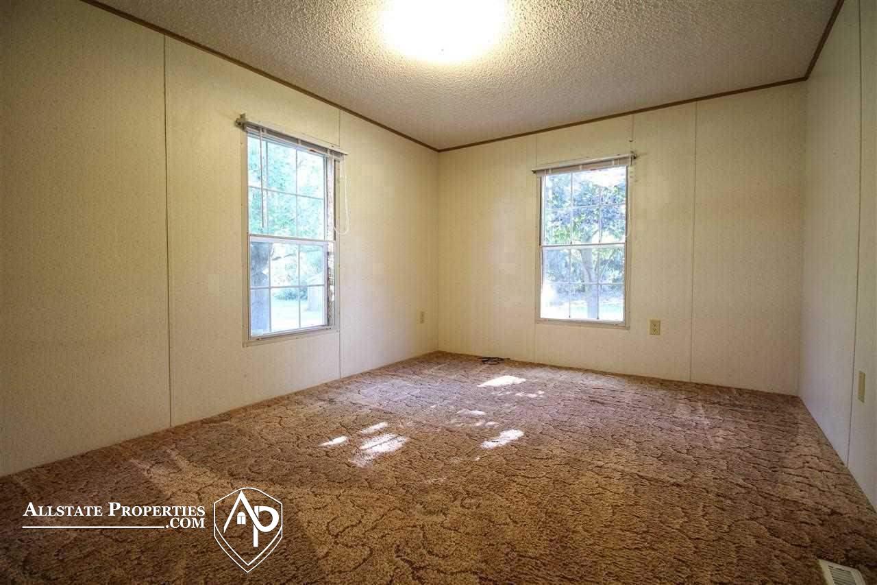 4460 North Center Road Flint, MI 48506 - Photo 10 of 33 21510314-9.JPG