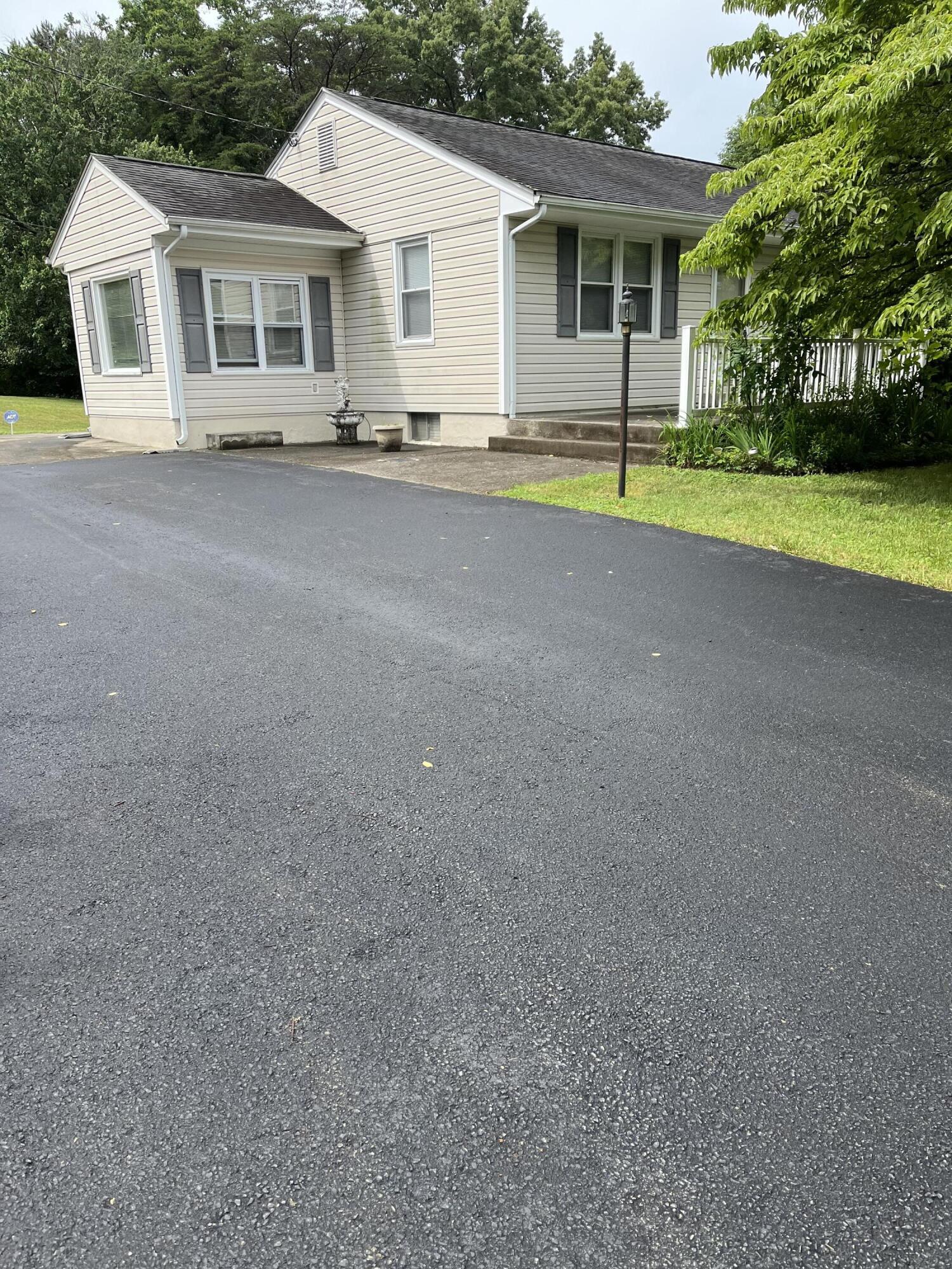 2135 Feather Road Vinton, VA 24179 - Photo 2 of 8 IMG_0050