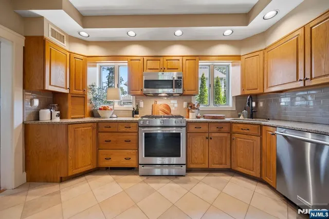 $925,000 | 30 Highwood Avenue, Midland Park, NJ 07432