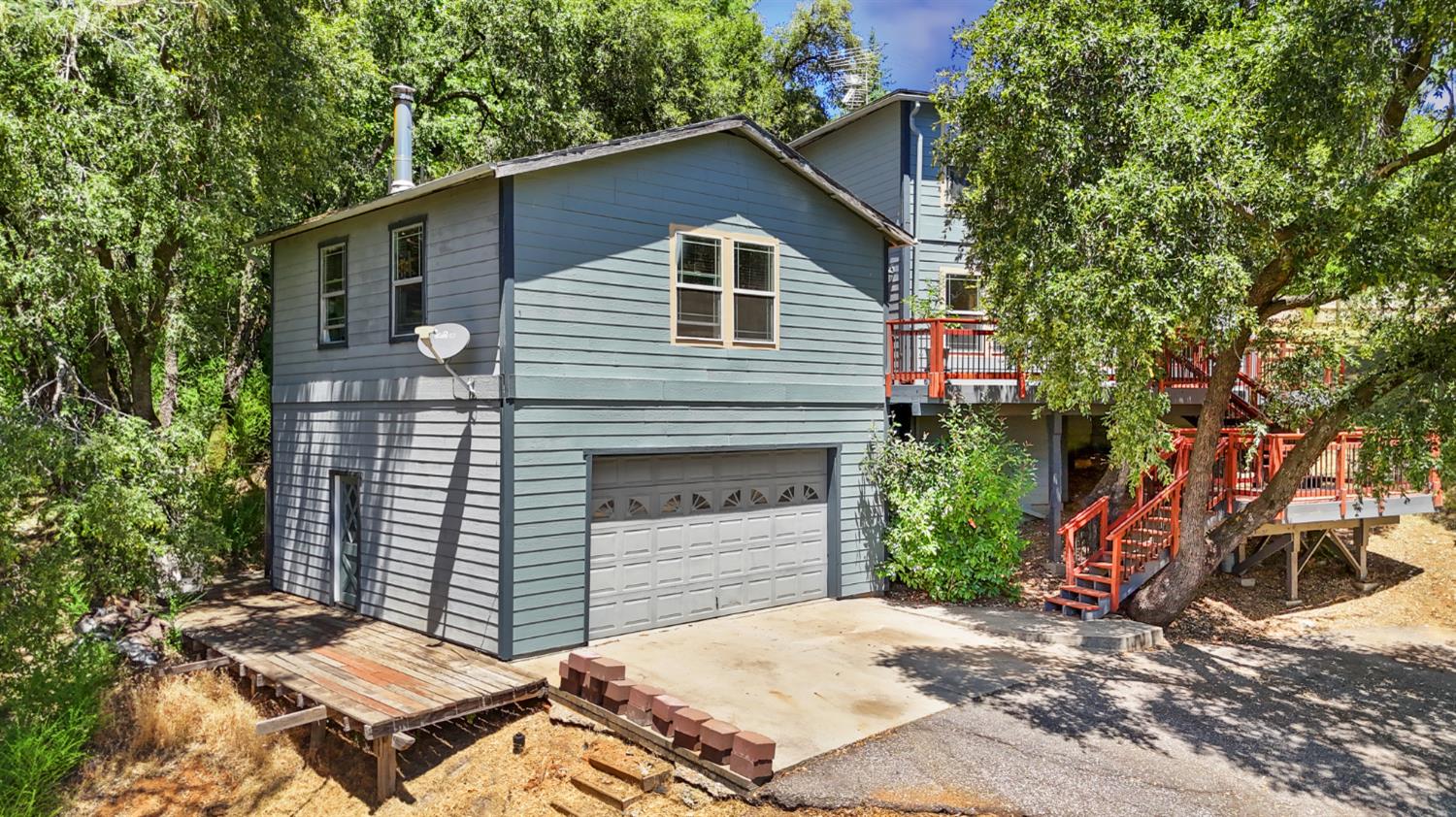 a backyard of a house with a tree