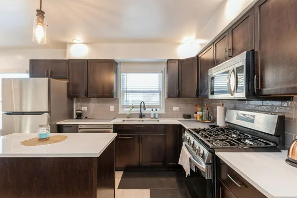 $2,100 | 856 East Capri Drive, Unit 2, Palatine, IL 60074