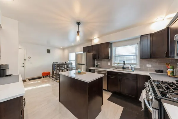 $2,100 | 856 East Capri Drive, Unit 2, Palatine, IL 60074