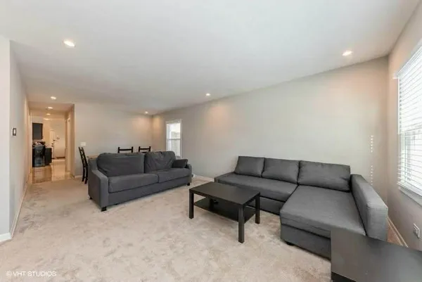 $2,100 | 856 East Capri Drive, Unit 2, Palatine, IL 60074