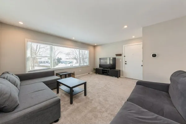 $2,100 | 856 East Capri Drive, Unit 2, Palatine, IL 60074