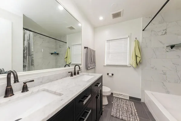 $2,100 | 856 East Capri Drive, Unit 2, Palatine, IL 60074