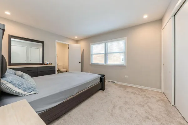 $2,100 | 856 East Capri Drive, Unit 2, Palatine, IL 60074