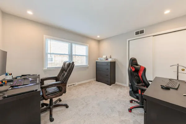 $2,100 | 856 East Capri Drive, Unit 2, Palatine, IL 60074