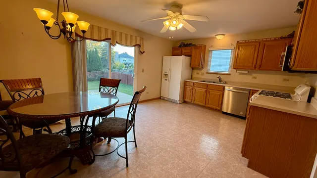 $340,000 | 2075 Longwood Court, Romeoville, IL 60446