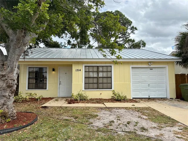 $2,100 | 1314 North Brink Avenue, Sarasota, FL 34237