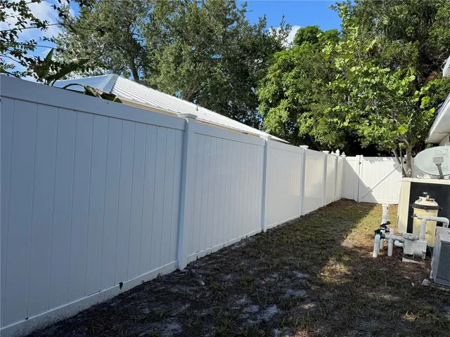 a view of a backyard