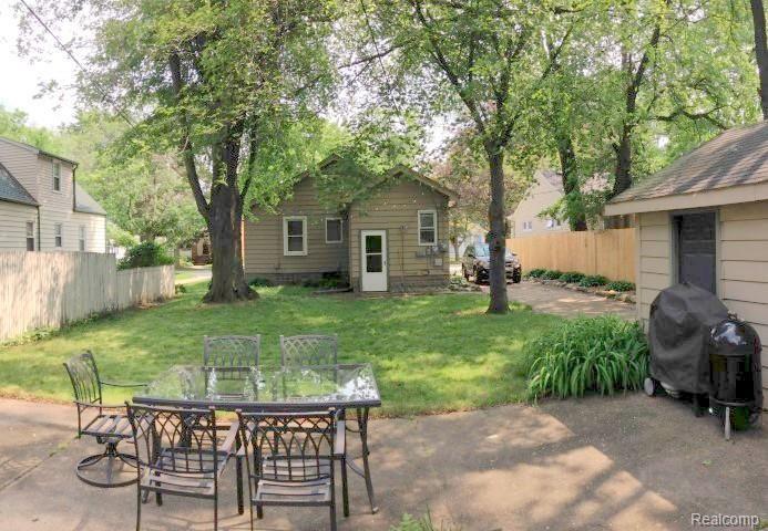 61 Maywood Avenue Pleasant Ridge, MI 48069 - Photo 12 of 14 12backyard.jpg