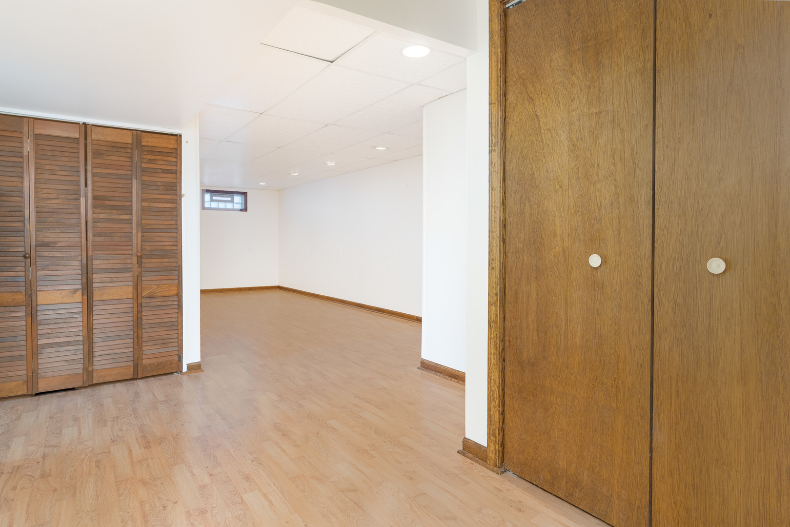 1327 Timberline Drive Joliet, IL 60431 - Photo 19 of 35 an empty room with cabinet and mirrors