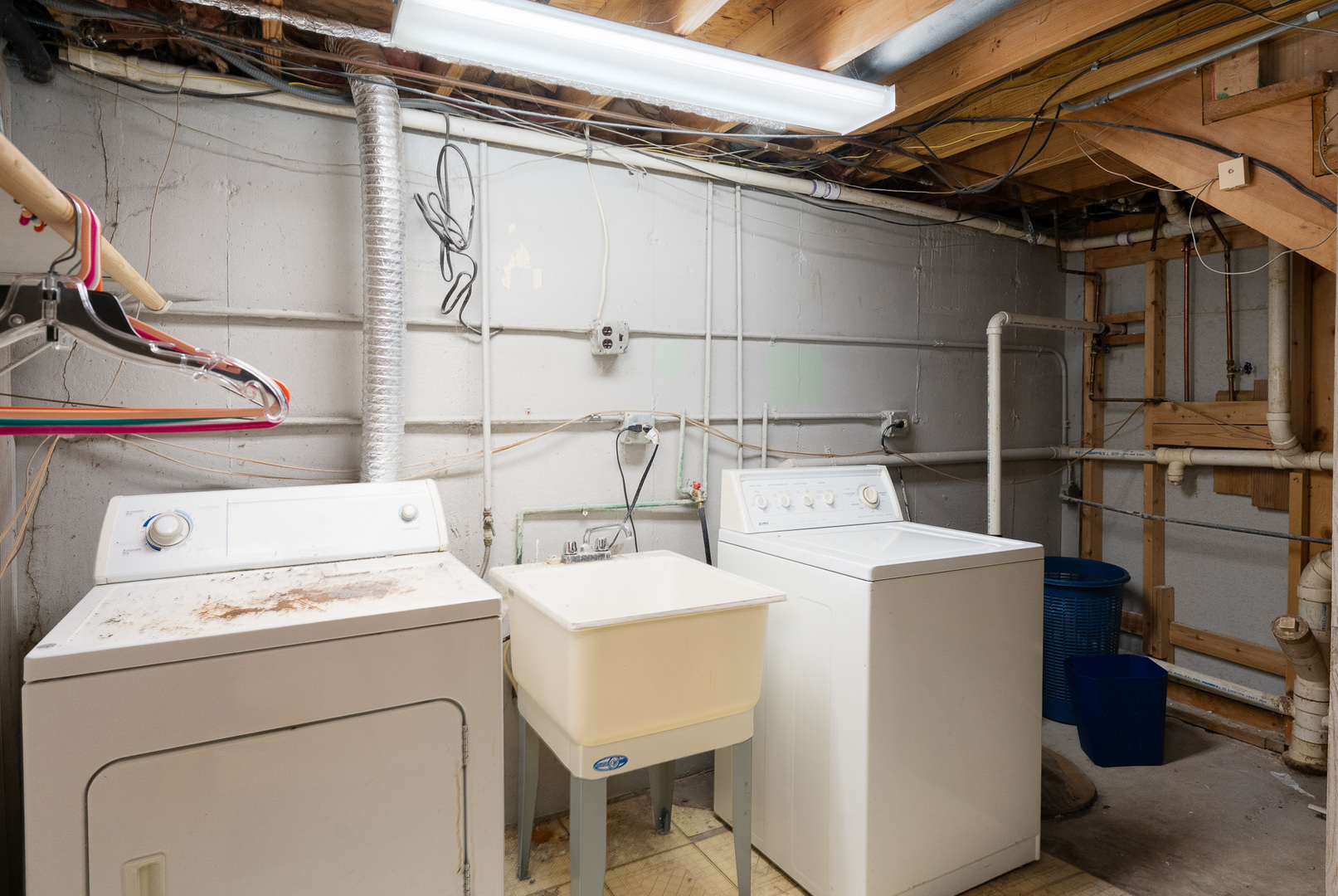 1327 Timberline Drive Joliet, IL 60431 - Photo 27 of 35 a utility room with dryer and washer