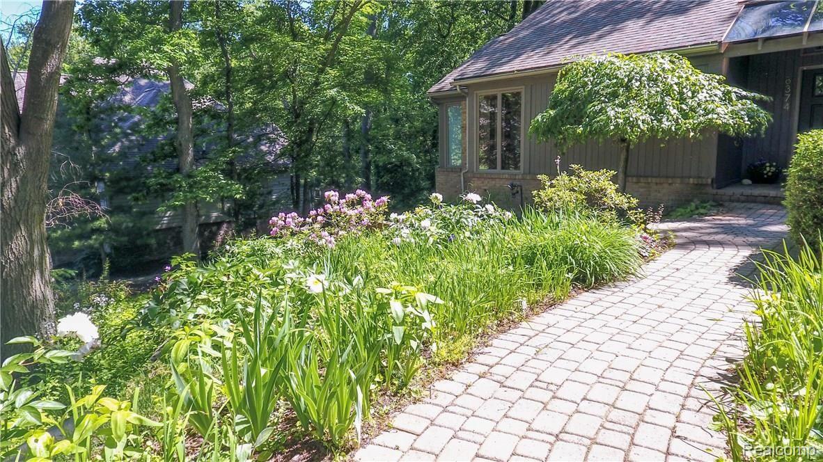 8374 Deerwood Road Clarkston, MI 48348 - Photo 7 of 38 Inviting Walkway