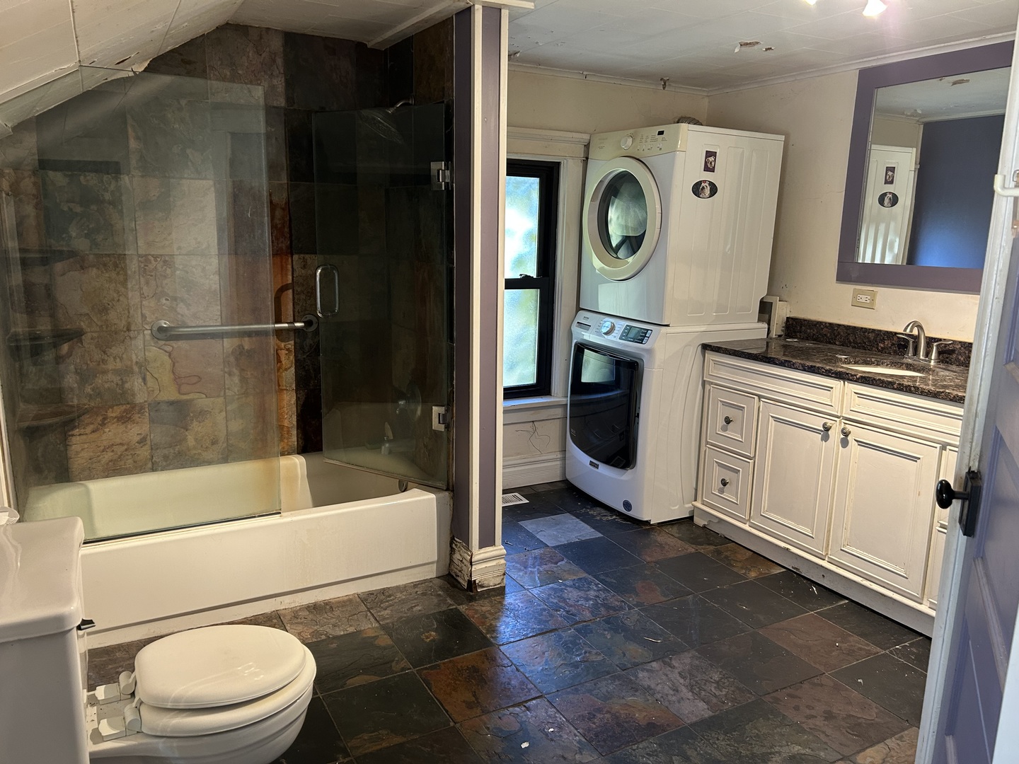 1041 Sheridan Avenue Deerfield, IL 60015 - Photo 11 of 17 a bathroom with a toilet a sink and bathtub