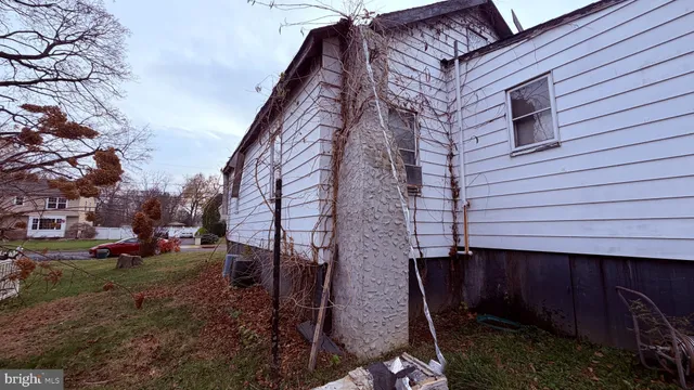a view of a house with backyard and trees