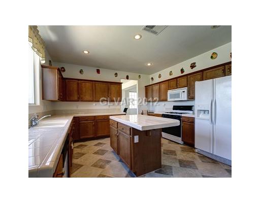832 Bluff Ridge Avenue Henderson, NV 89012 - Photo 7 of 20 Kitchen.