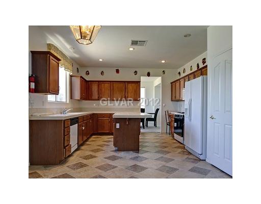 832 Bluff Ridge Avenue Henderson, NV 89012 - Photo 8 of 20 Kitchen.