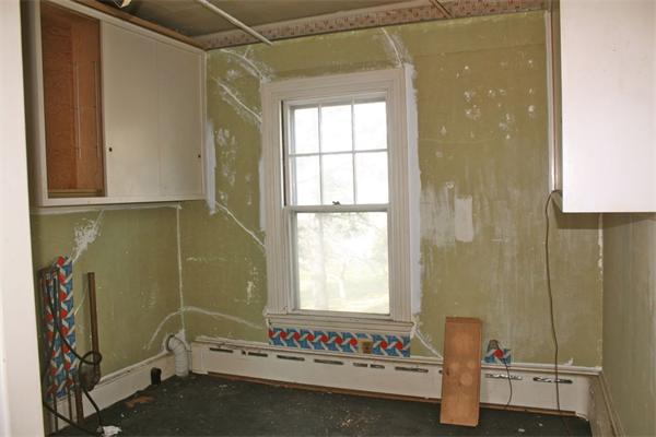189 Highland Road Tiverton, RI 02878 - Photo 8 of 25 a bathroom with a tub and a window