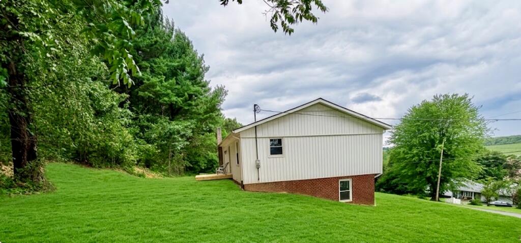 554 Whispering Pines Road Max Meadows, VA 24360 - Photo 5 of 30 Gallery Image 5