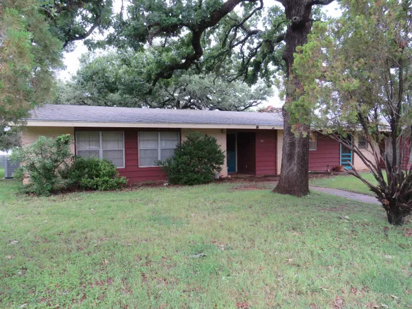 $699,500 | 110 West Lakecrest Drive, Bluffton, TX 78607