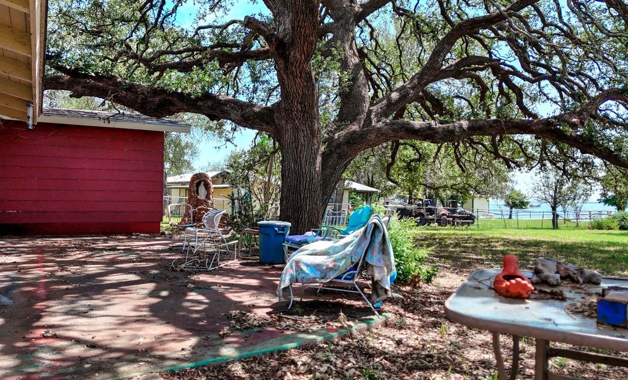 110 West Lakecrest Drive Bluffton, TX 78607 - Photo 7 of 45