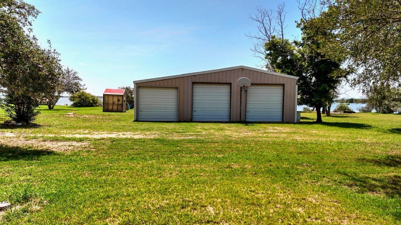 110 West Lakecrest Drive Bluffton, TX 78607 - Photo 9 of 45