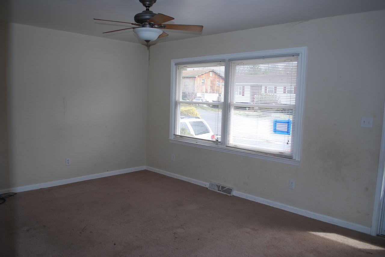 5321 Palm Valley Road Roanoke, VA 24019 - Photo 3 of 43 Living Room