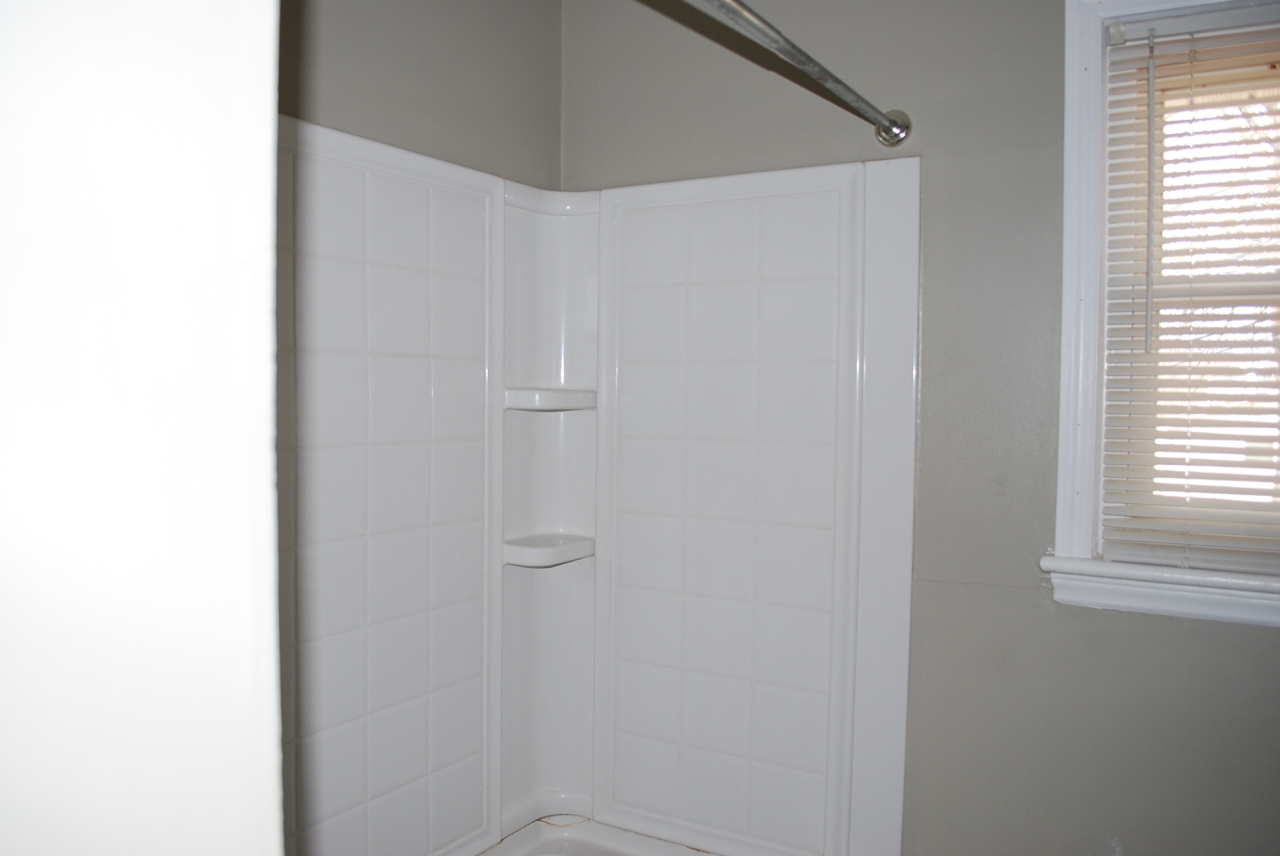 5321 Palm Valley Road Roanoke, VA 24019 - Photo 22 of 43 Full Bathroom