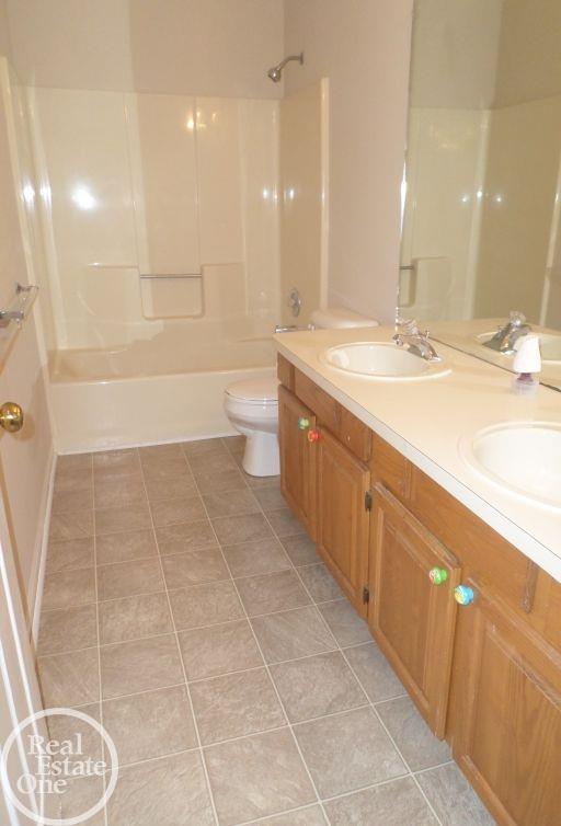 491 Arlington Drive Rochester, MI 48307 - Photo 17 of 19 Upstairs Bathroom