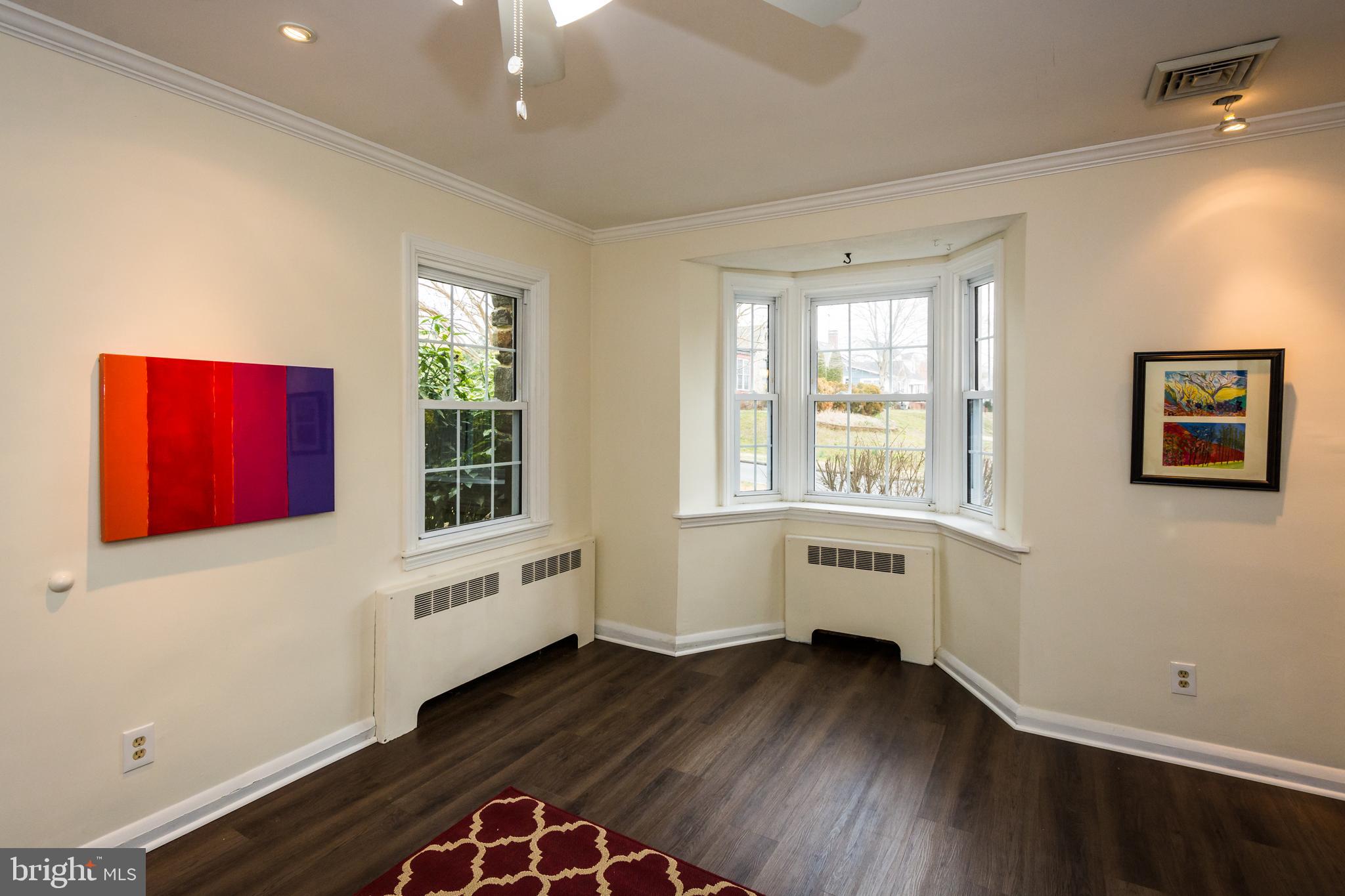 736 Warwick Road Baltimore, MD 21229 - Photo 8 of 54 Note all the windows *