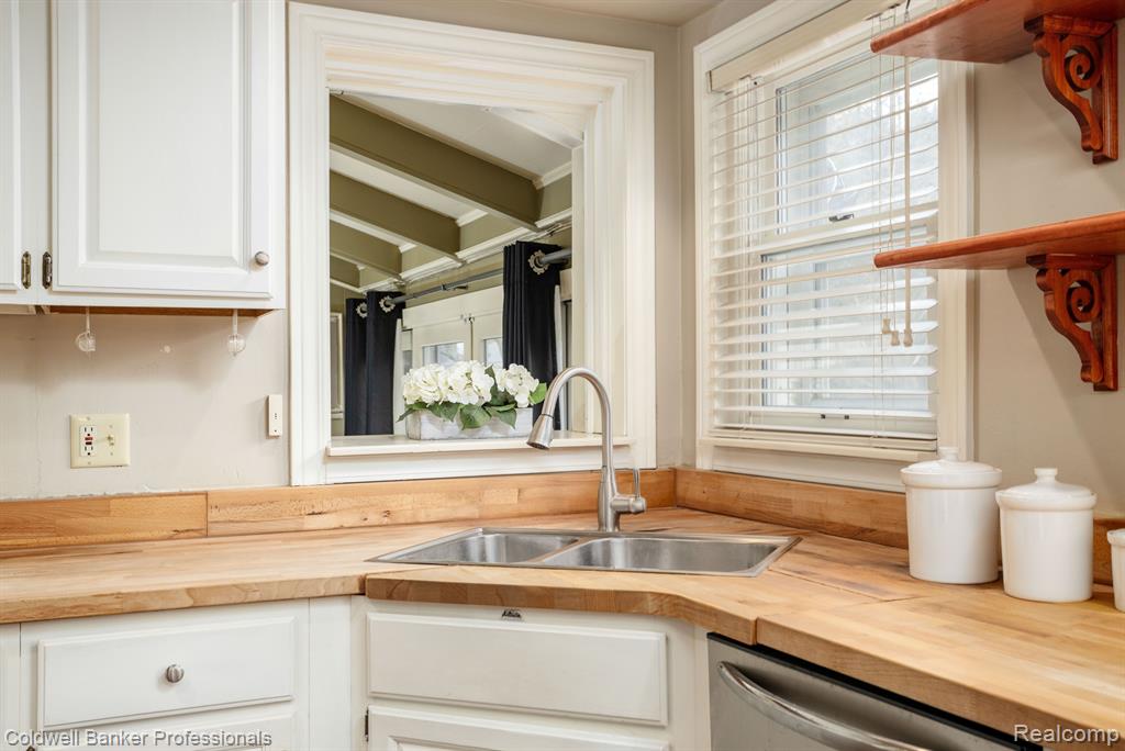 1485 Fairholme Road Grosse Pointe Woods, MI 48236 - Photo 12 of 40