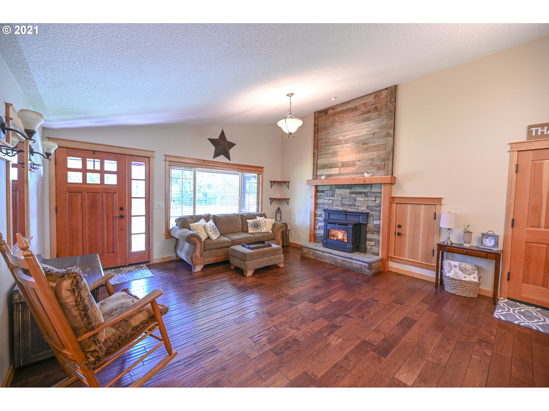 18570 South Waldow Road Oregon City, OR 97045 - Photo 9 of 32 Gallery Image 9