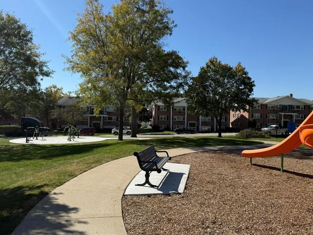 $2,000 | 8440 West 95th Street, Unit 12, Hickory Hills, IL 60457