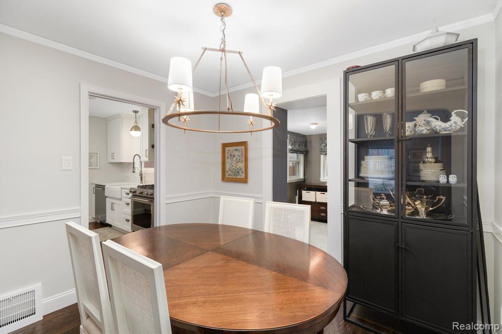 1616 Roslyn Road Grosse Pointe Woods, MI 48236 - Photo 8 of 23