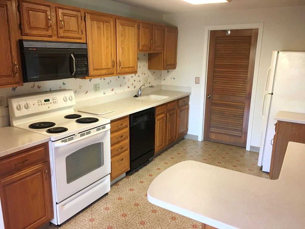 704 Ridgefield Circle, Unit A Clinton, MA 01510 - Photo 3 of 19 Gallery Image 3