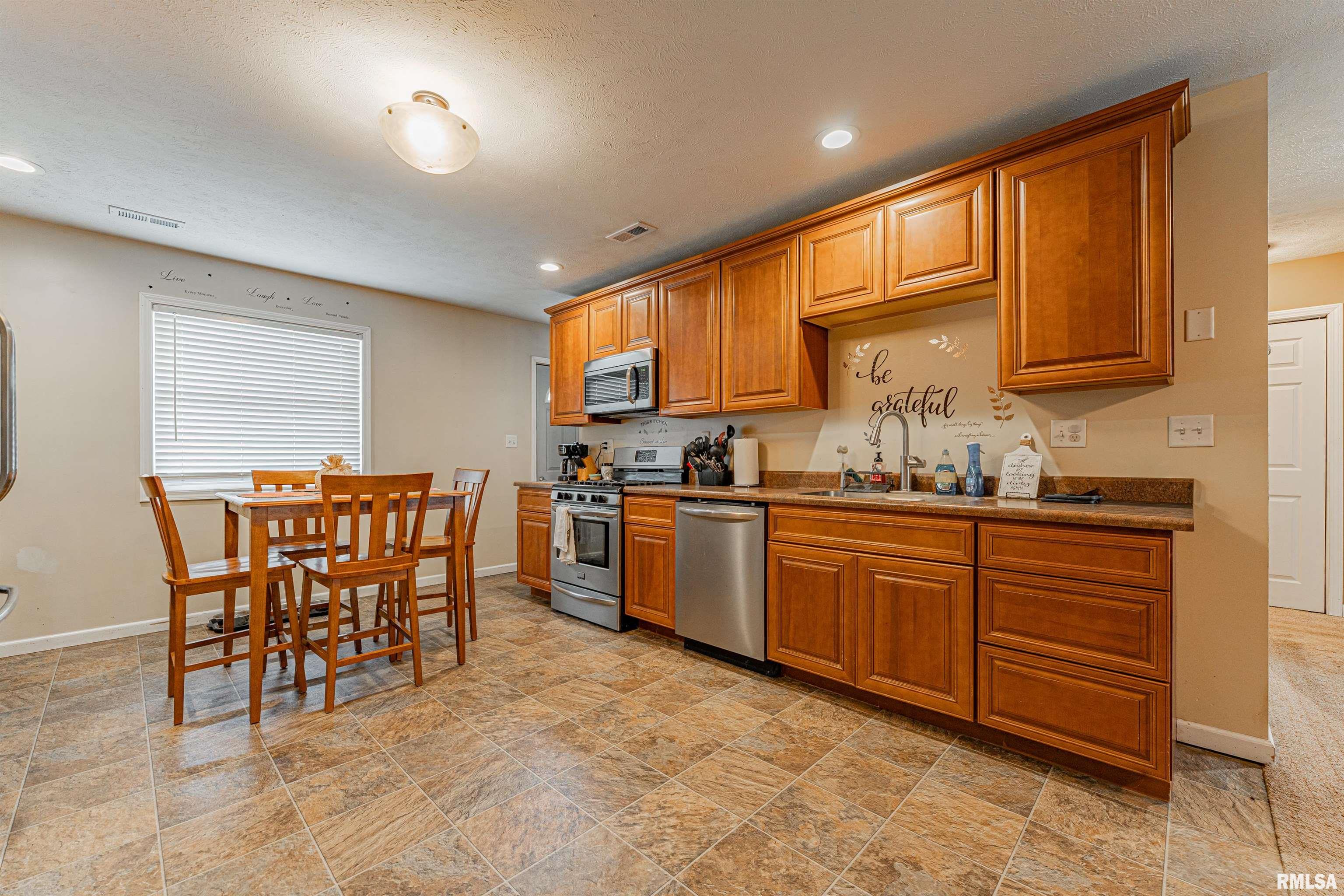 310 West Kickapoo Street Lincoln, IL 62656 - Photo 6 of 26