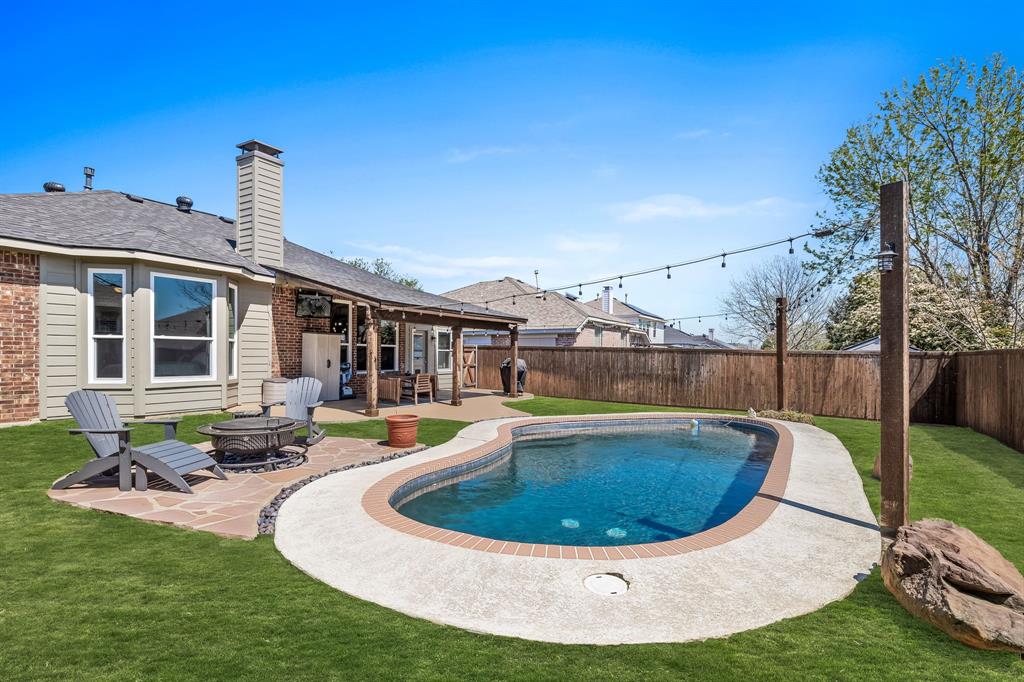 a view of a house with swimming pool and sitting area