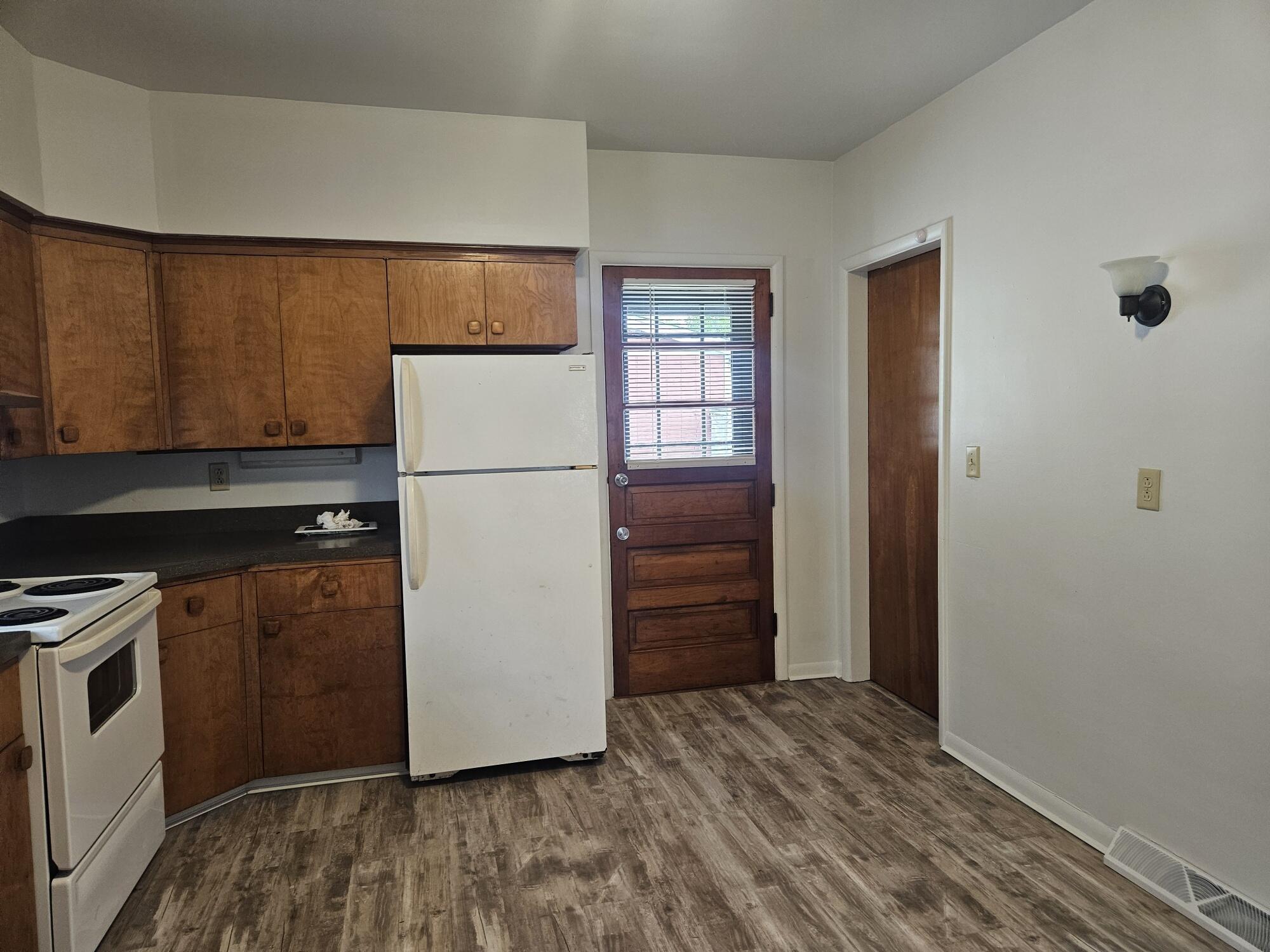 907 Tyler Street La Porte, IN 46350 - Photo 6 of 20 2000x1500