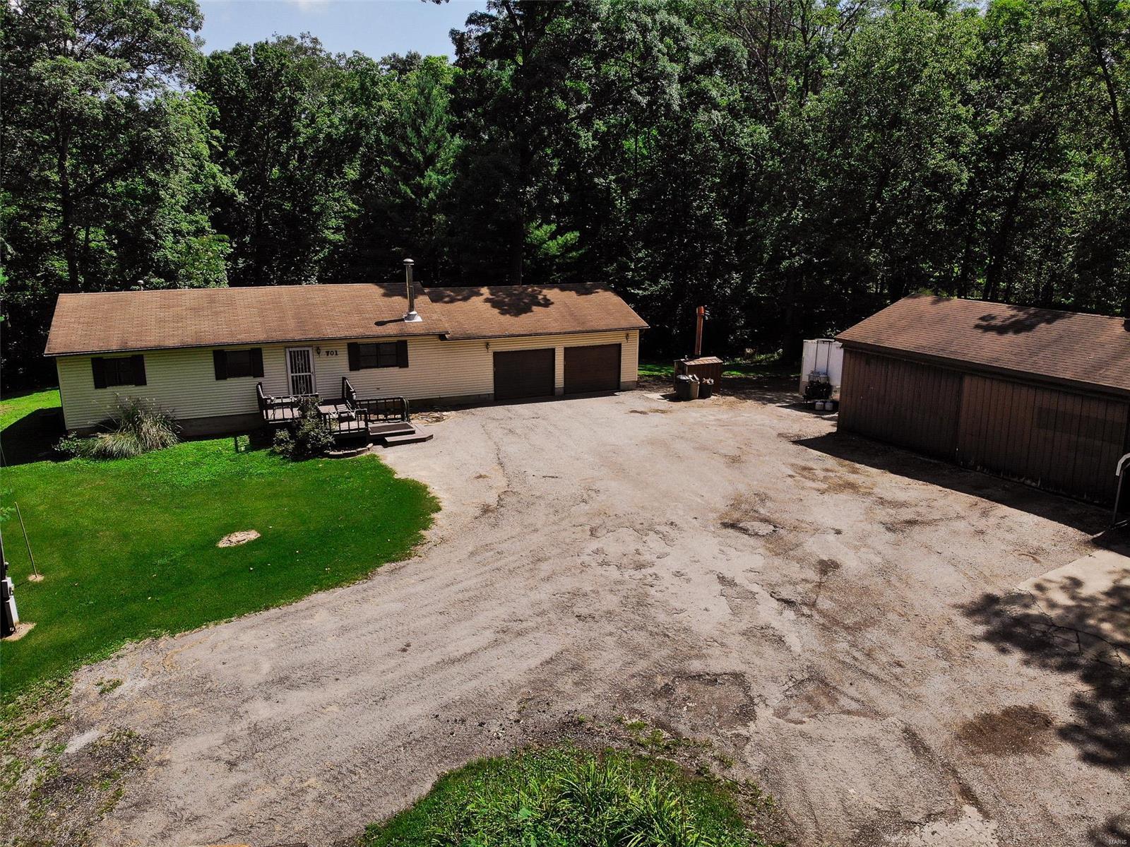 701 Deer Path Road Iuka, IL 62849 - Photo 2 of 28