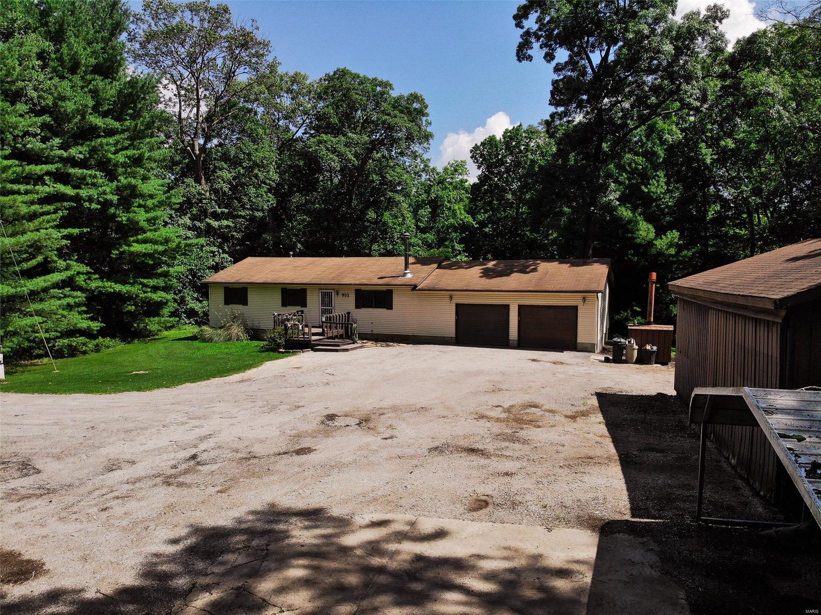 701 Deer Path Road Iuka, IL 62849 - Photo 3 of 28