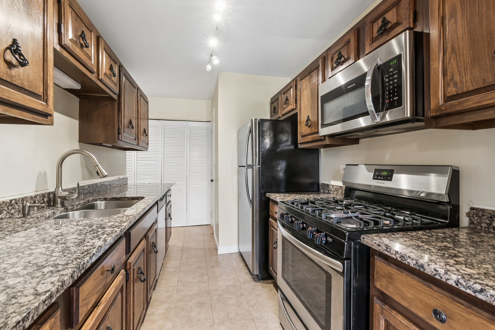 1781 Raleigh Lane Hoffman Estates, IL 60169 - Photo 8 of 23