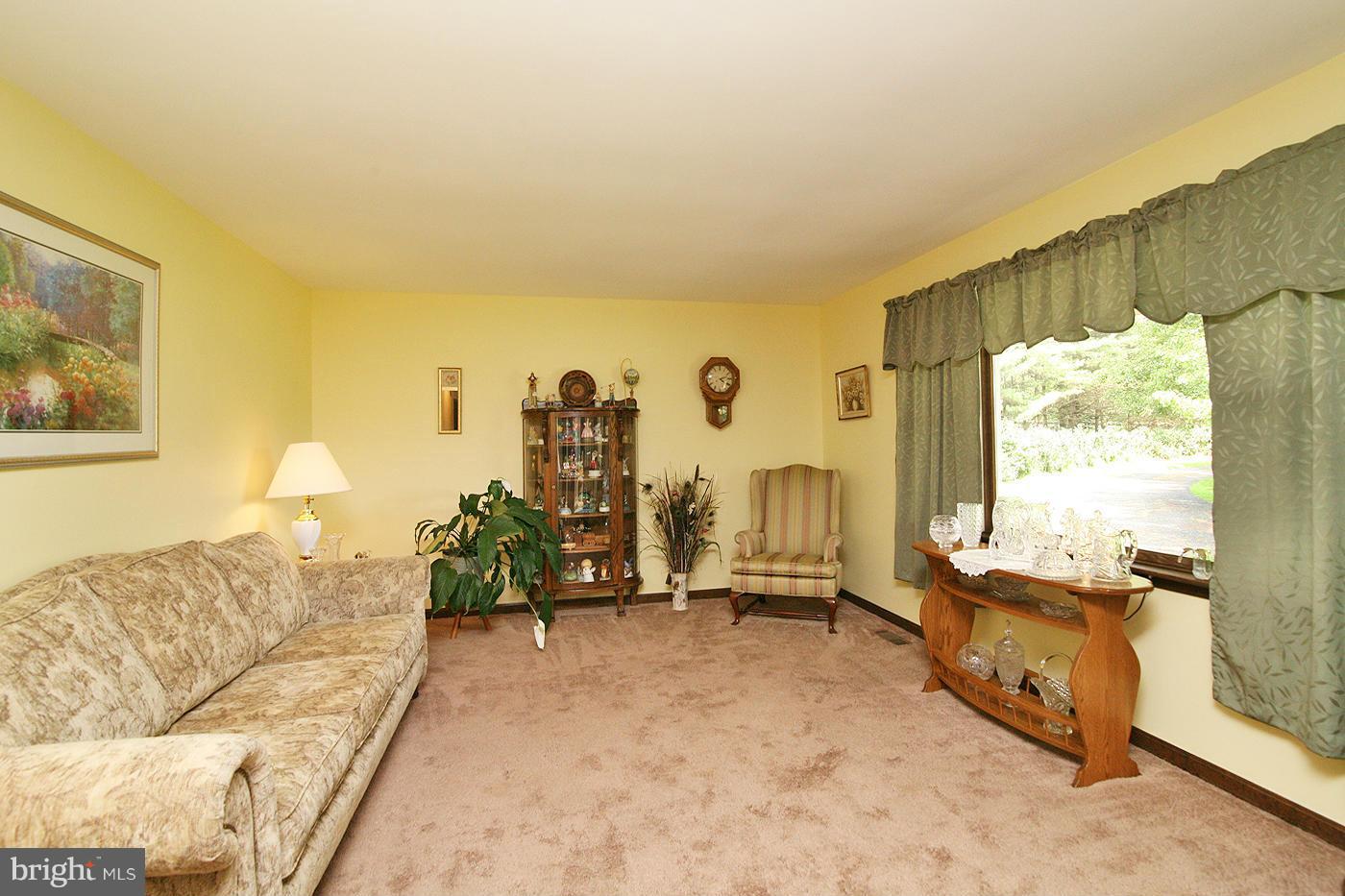 4320 Millers Station Road Manchester, MD 21102 - Photo 5 of 23 Living Room