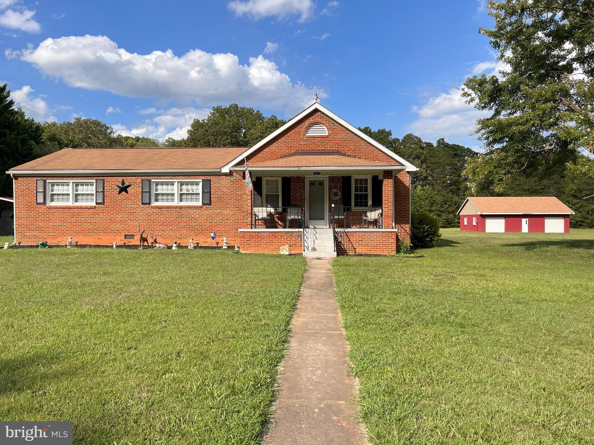13809 Post Oak Road Spotsylvania, VA 22551 - Photo 2 of 41 Front with garage