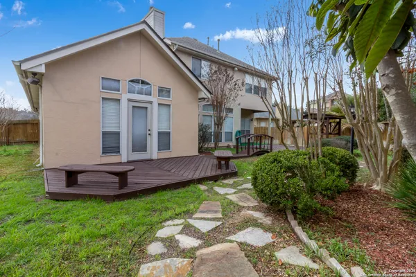 a view of a house with backyard