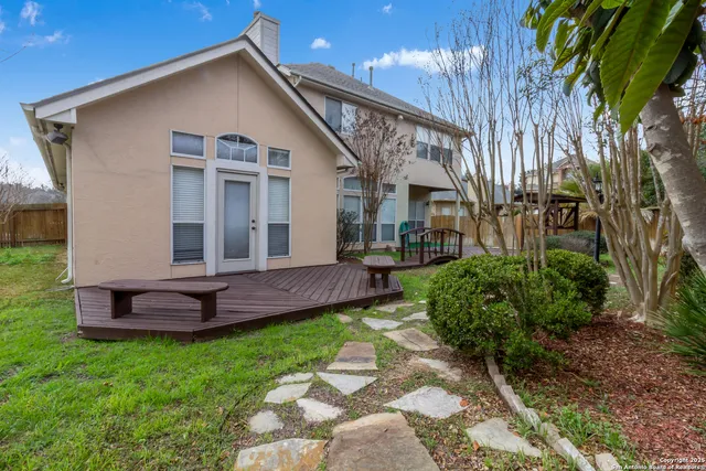 a view of a house with backyard